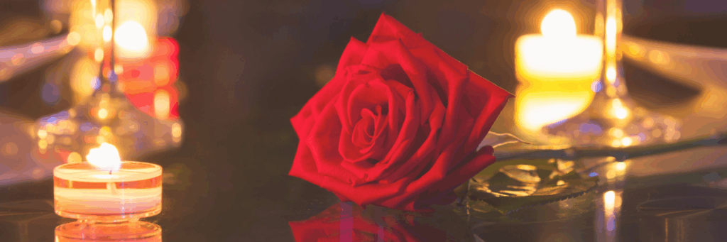 Décoration romantique à la bougie pour dîner de fiançailles ou mariage intimiste aux Gîtes de La Moure Basse