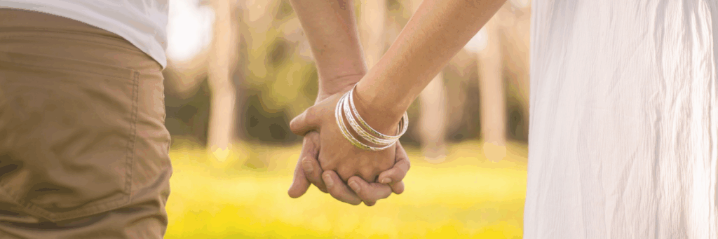 couple, mains enlacées