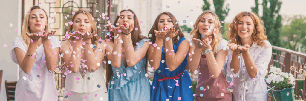 Groupe d’amies célébrant un EVJF dans un cadre champêtre aux Gîtes de La Moure Basse, Montaigu-de-Quercy.